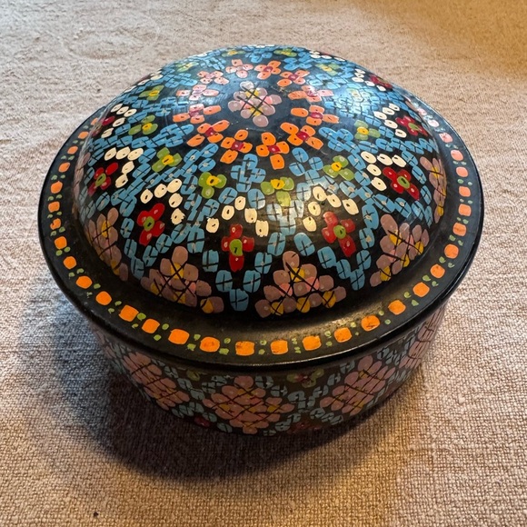 Ceramic hand painted trinket box - Picture 3 of 6